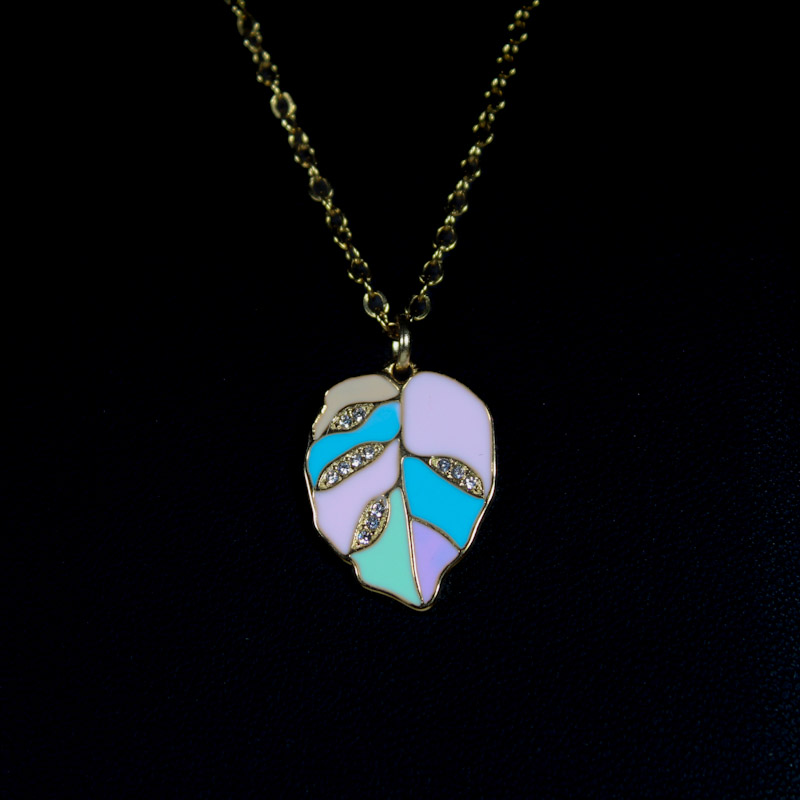 Collier en acier inoxydable dorée. Collier en acier inoxydable dorée.