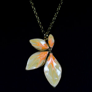 Collier en acier inoxydable dorée.