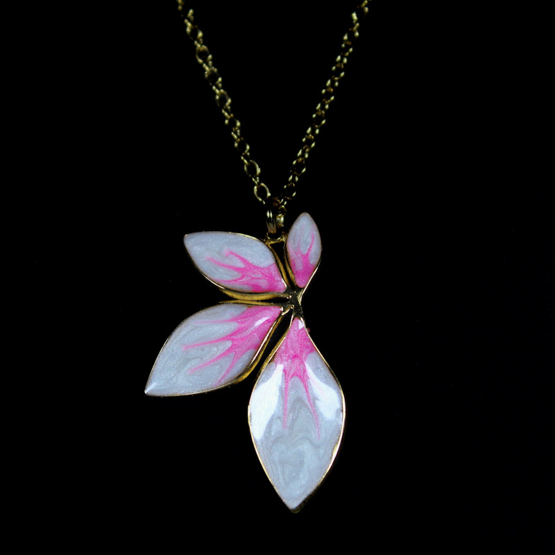 Collier en acier inoxydable dorée. Collier en acier inoxydable dorée.