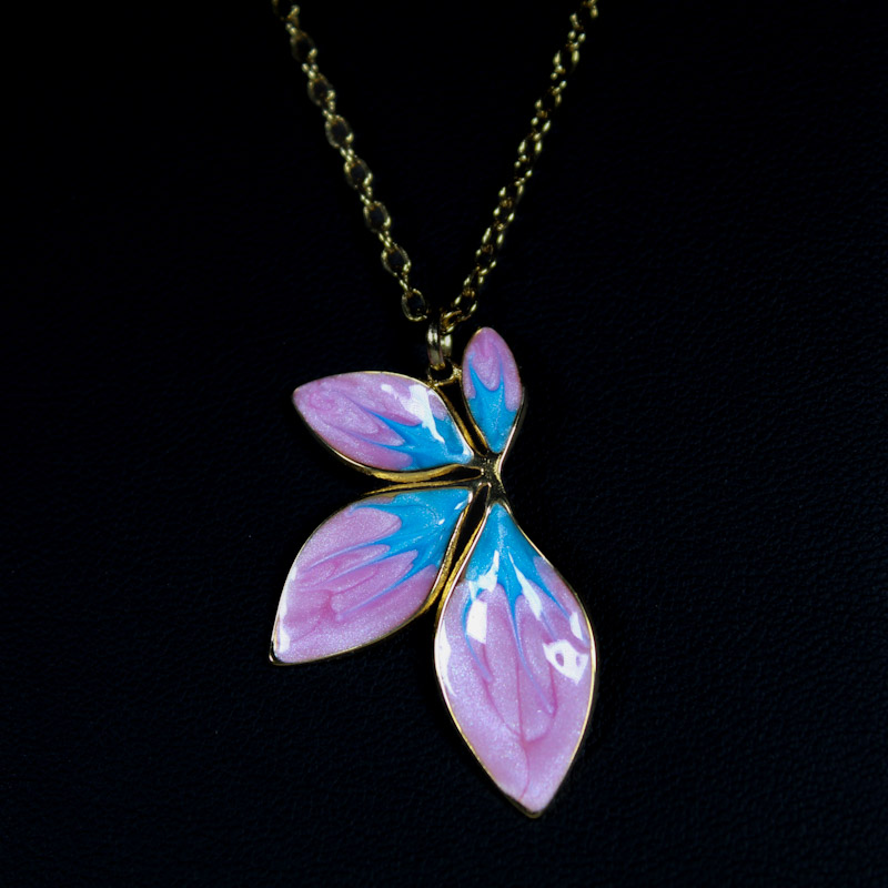 Collier en acier inoxydable dorée. Collier en acier inoxydable dorée.